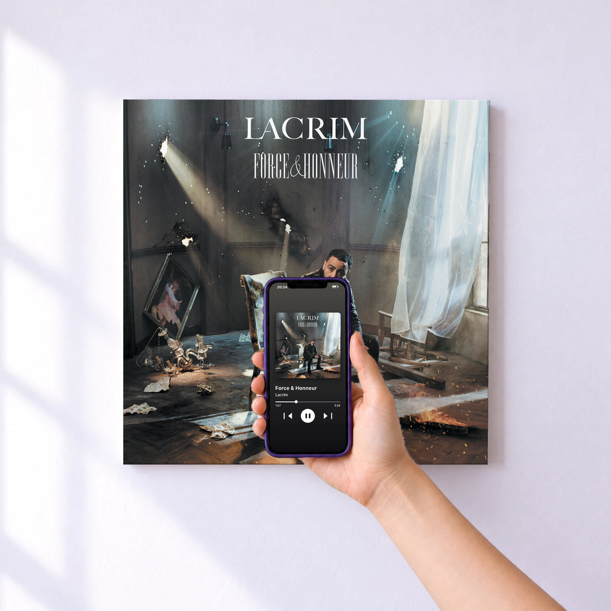 Affiche connectée Force & Honneur de Lacrim au mur : l'album se lance en approchant le téléphone