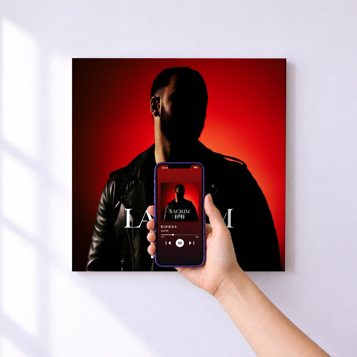 Affiche connectée R.I.P.R.O 3 de Lacrim au mur : l'album se lance en approchant le téléphone