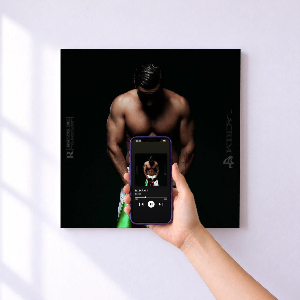 Affiche connectée R.I.P.R.O 4 de Lacrim au mur : l'album se lance en approchant le téléphone