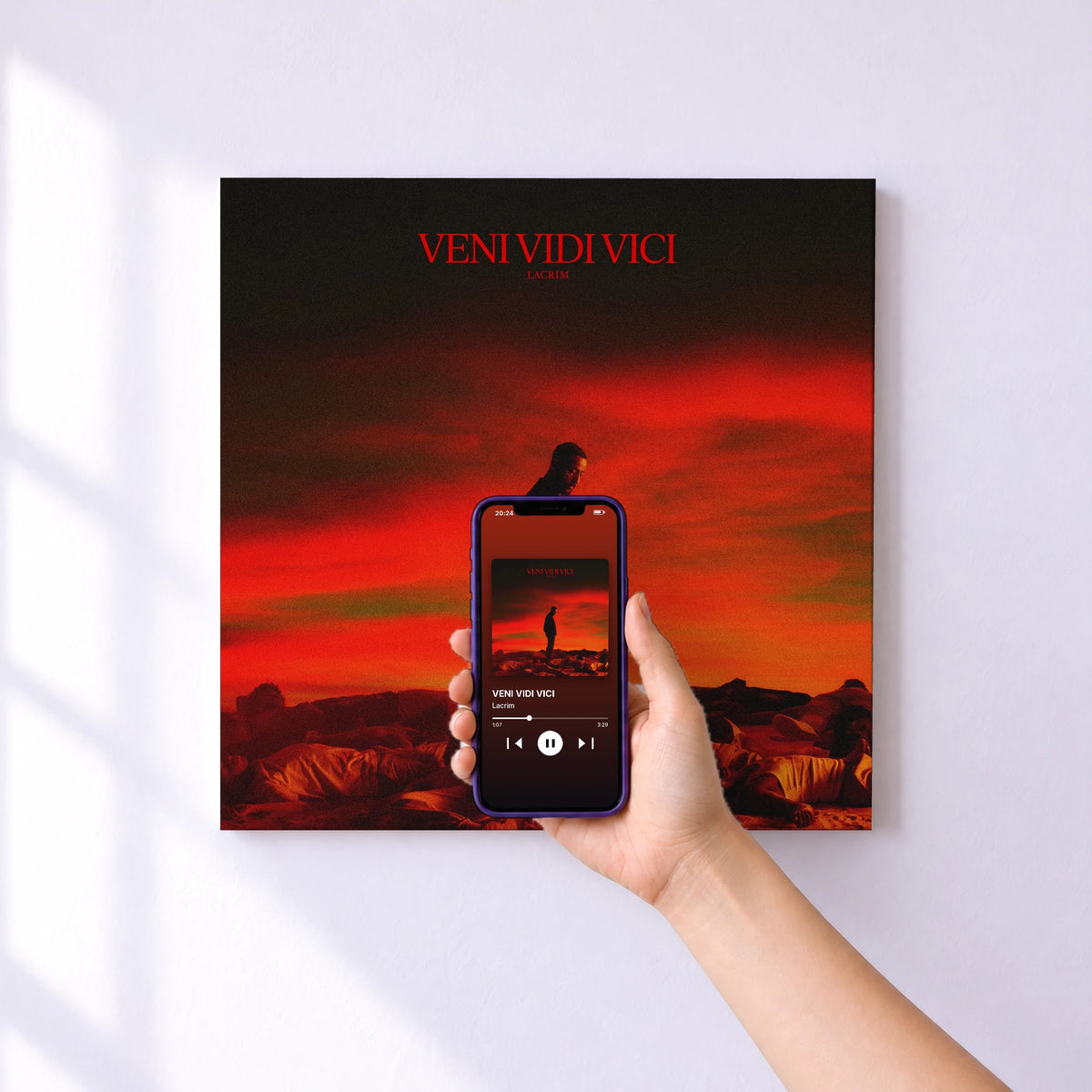 Affiche connectée VENI VIDI VICI de Lacrim au mur : l'album se lance en approchant le téléphone
