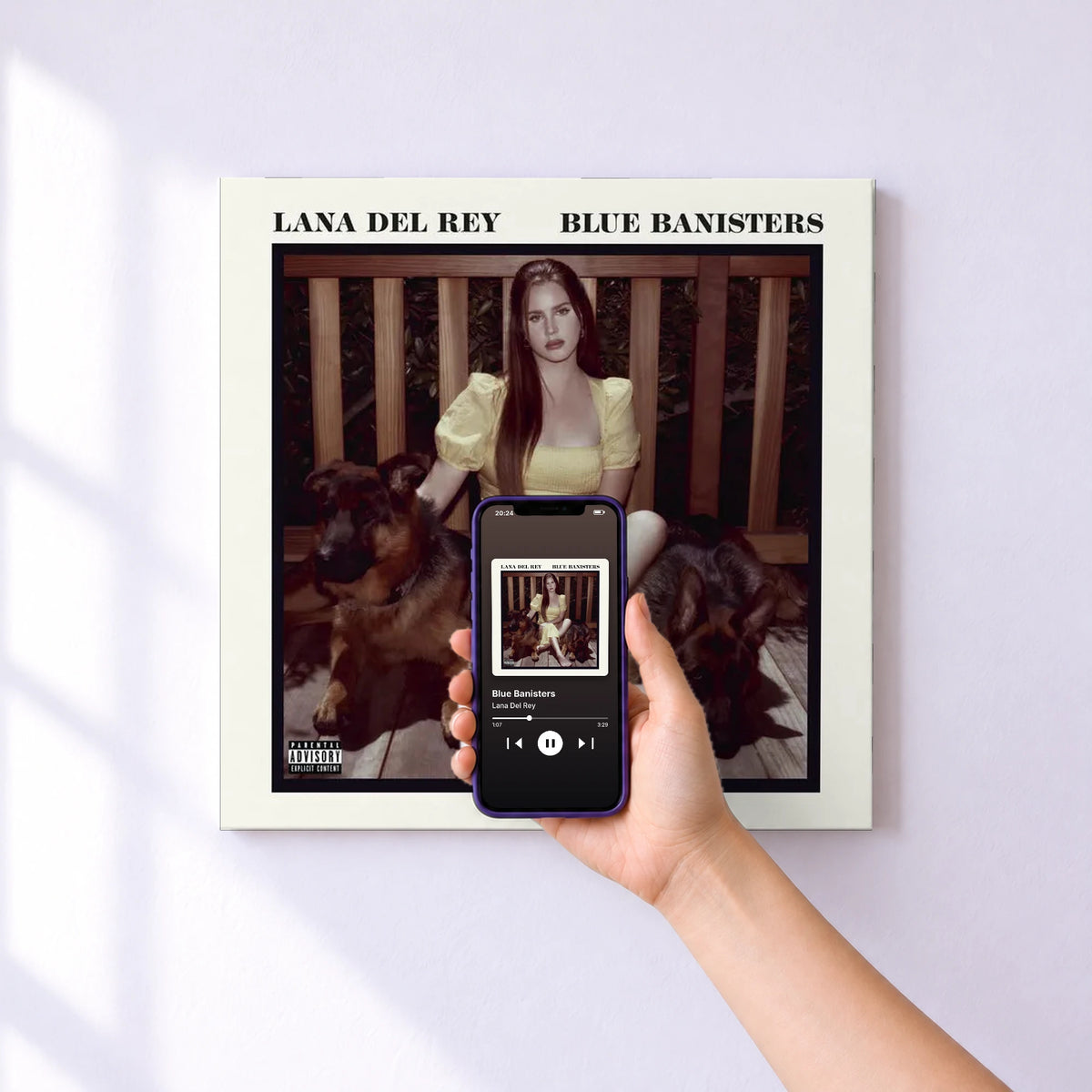 Affiche connectée Blue Banisters de Lana Del Rey au mur : l'album se lance en approchant le téléphone