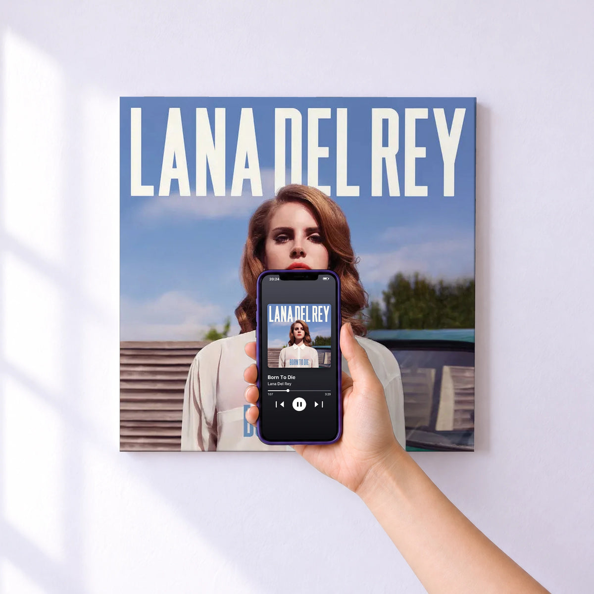 Affiche connectée Born To Die de Lana Del Rey au mur : l'album se lance en approchant le téléphone