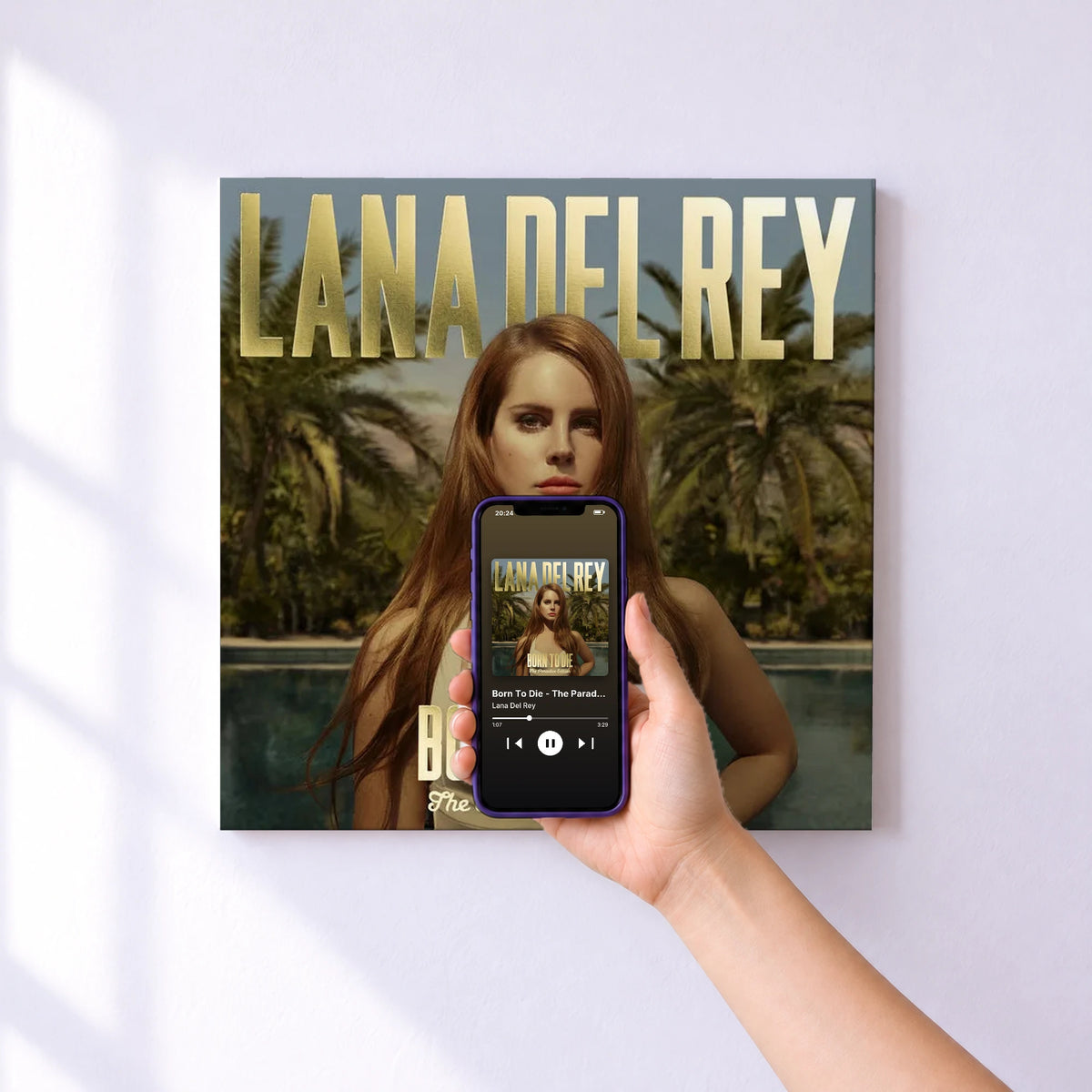 Affiche connectée Born To Die - The Paradise Edition de Lana Del Rey au mur : l'album se lance en approchant le téléphone