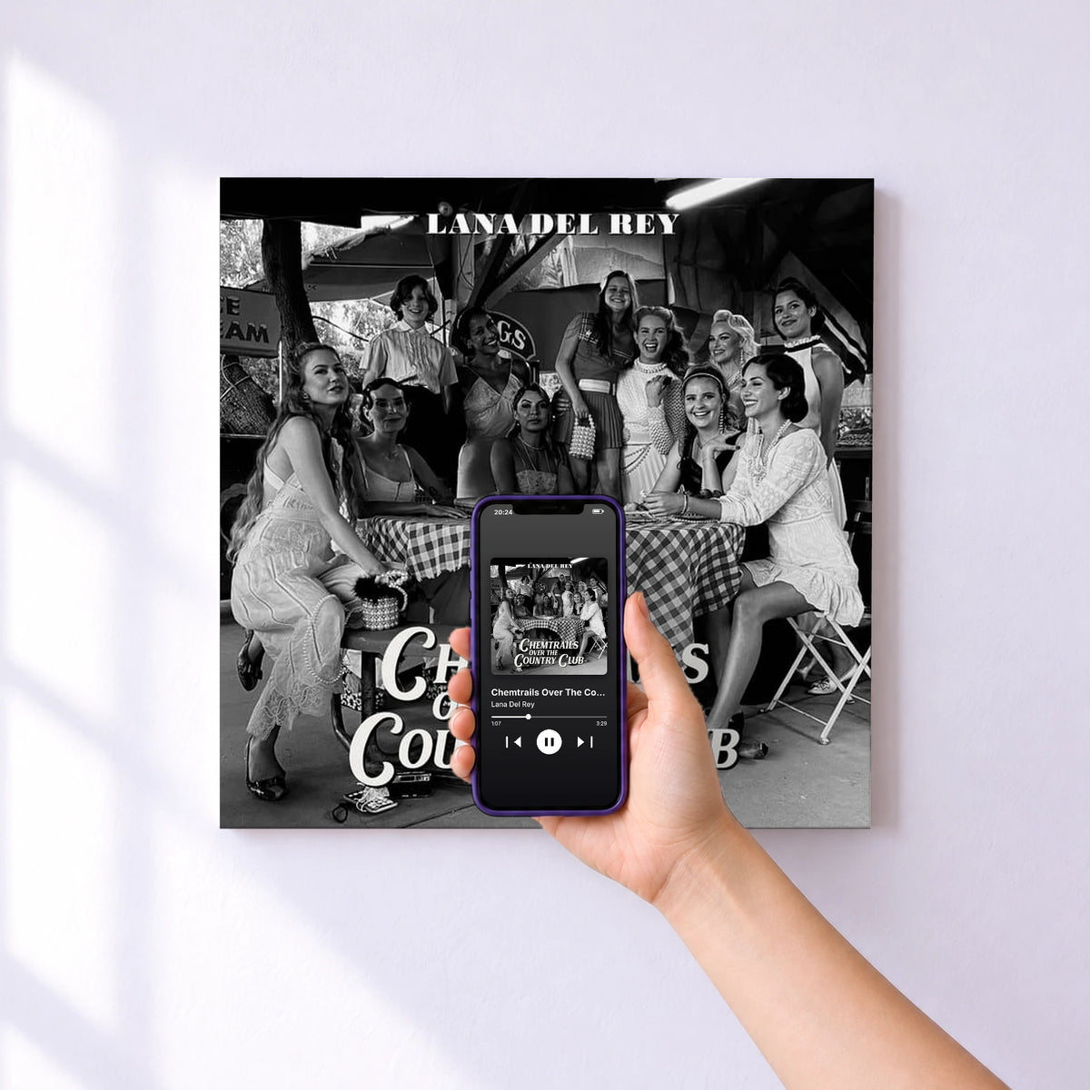 Affiche connectée Chemtrails Over The Country Club de Lana Del Rey au mur : l'album se lance en approchant le téléphone