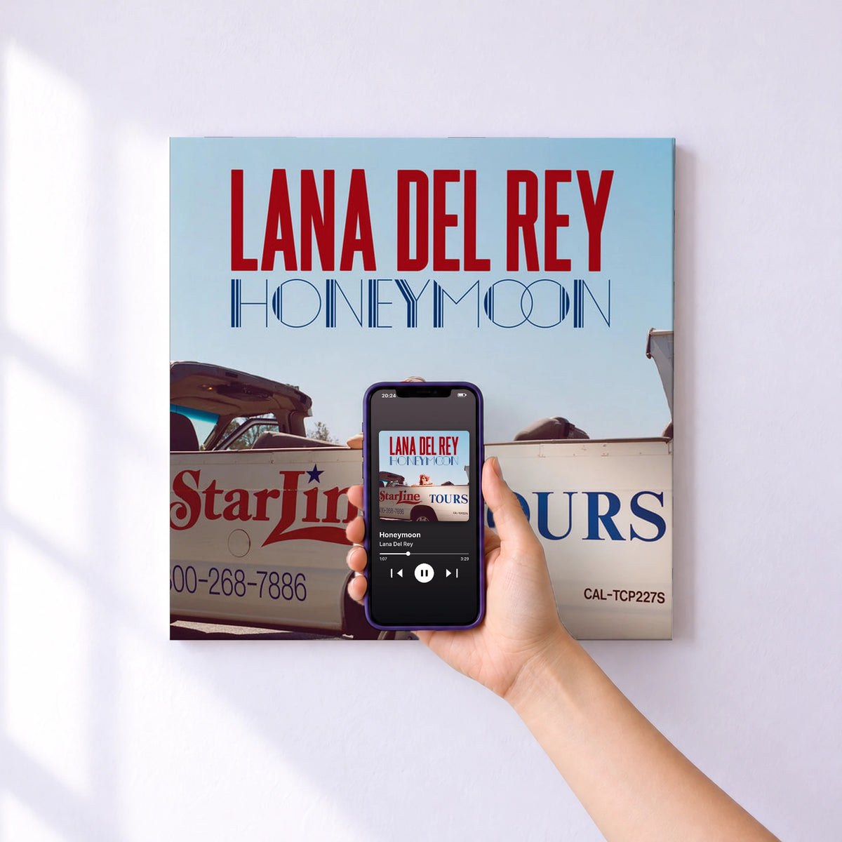 Affiche connectée Honeymoon de Lana Del Rey au mur : l'album se lance en approchant le téléphone