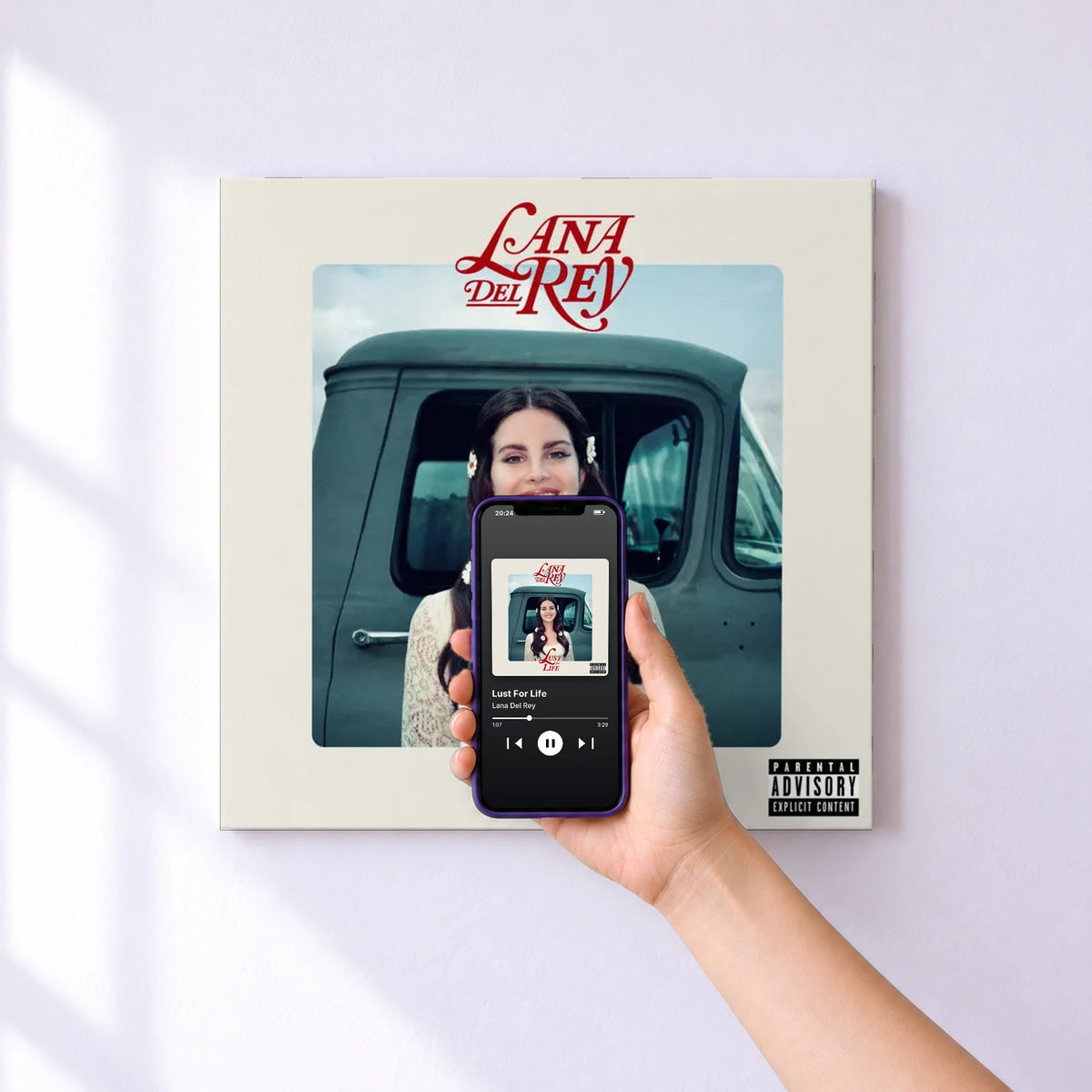Affiche connectée Lust For Life de Lana Del Rey au mur : l'album se lance en approchant le téléphone