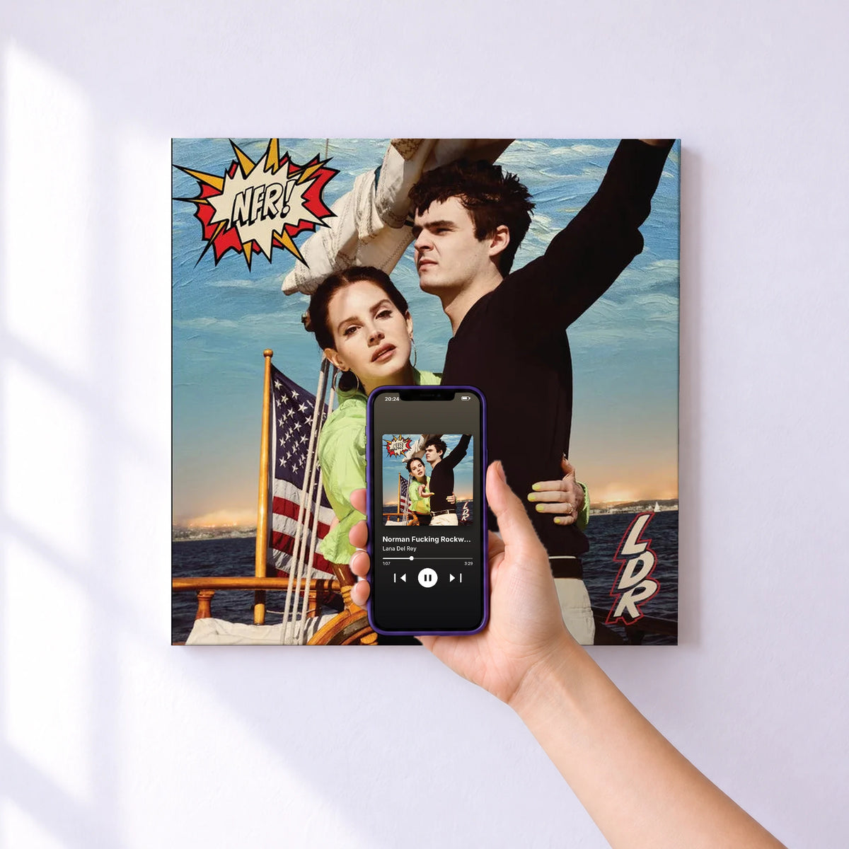 Affiche connectée Norman Fucking Rockwell! de Lana Del Rey au mur : l'album se lance en approchant le téléphone