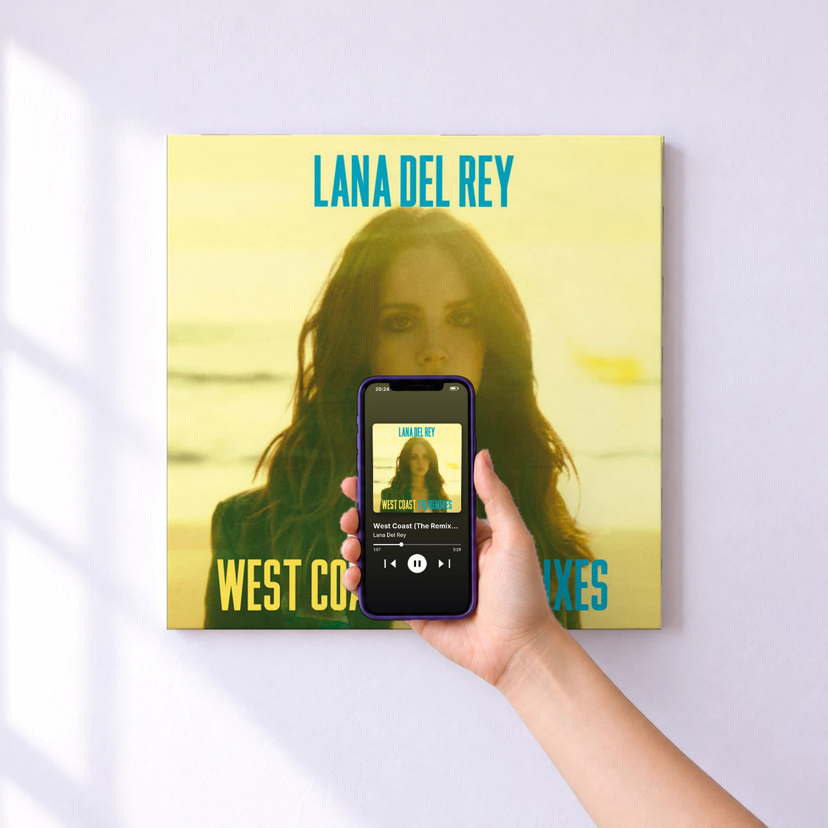 Affiche connectée West Coast (The Remixes) de Lana Del Rey au mur : l'album se lance en approchant le téléphone
