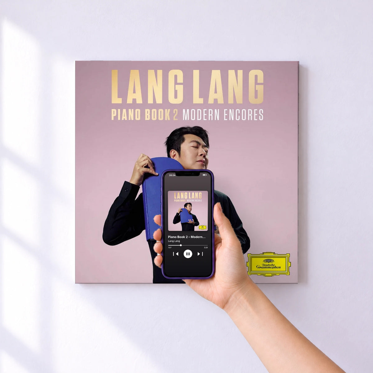 Affiche connectée Piano Book 2 – Modern Encores de Lang Lang au mur : l'album se lance en approchant le téléphone