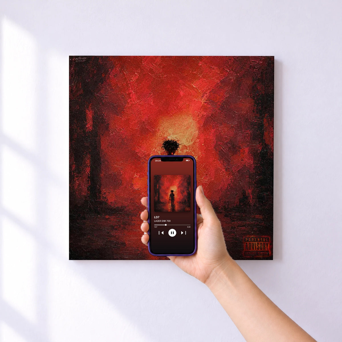 Affiche connectée LD7 de LAZER DIM 700 au mur : l'album se lance en approchant le téléphone