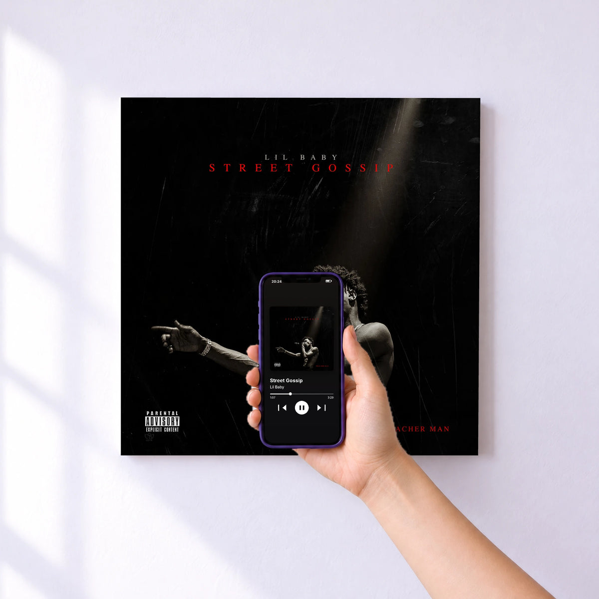 Affiche connectée Street Gossip de Lil Baby au mur : l'album se lance en approchant le téléphone