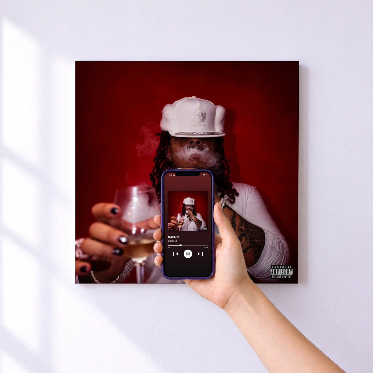 Affiche connectée B4EON de Lil Gotit au mur : l'album se lance en approchant le téléphone