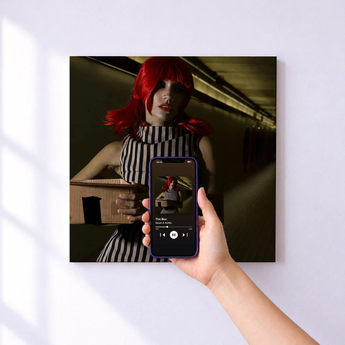 Affiche connectée The Box de lilaash & ACHEL au mur : l'album se lance en approchant le téléphone