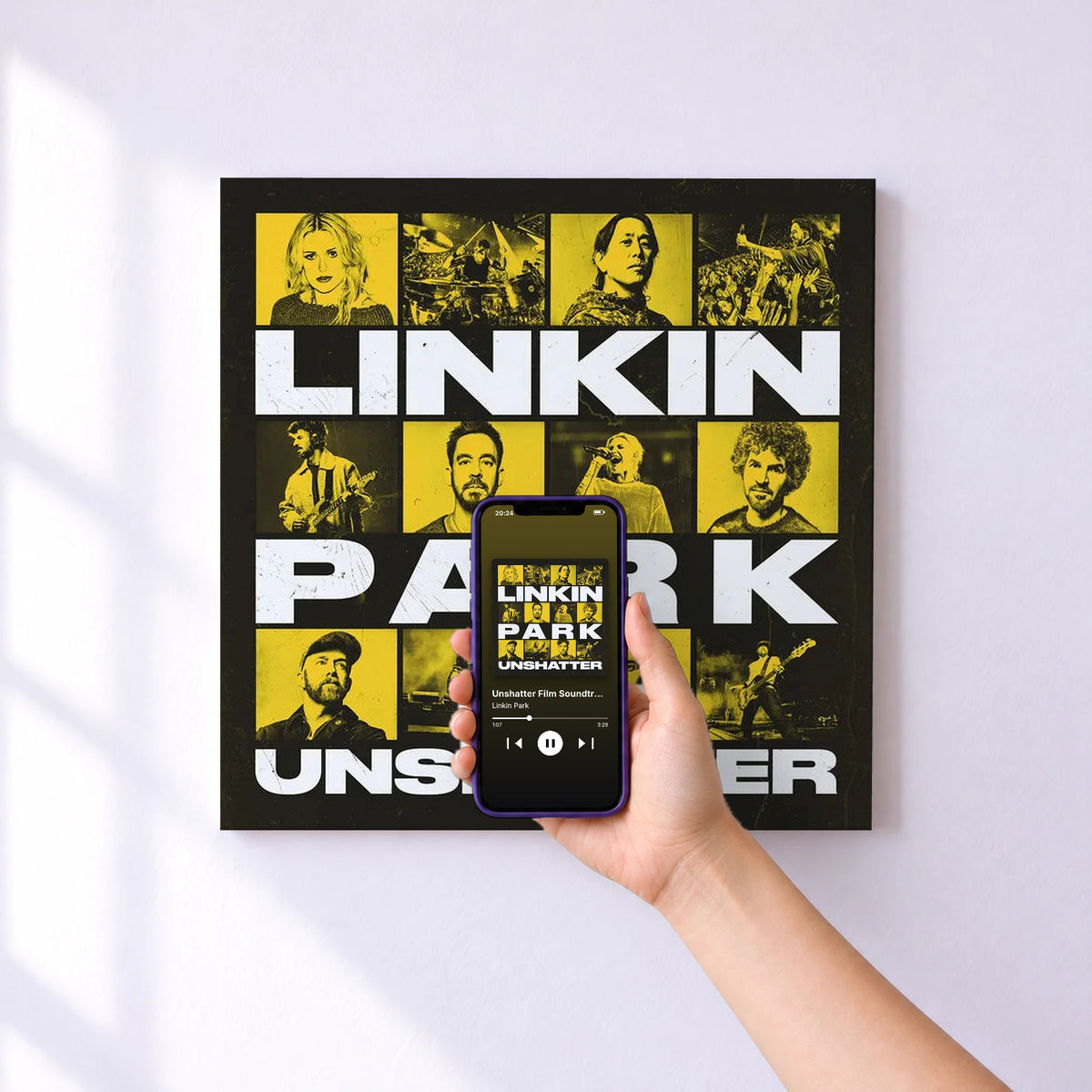 Affiche connectée Unshatter Film Soundtrack (Live in São Paulo) de Linkin Park au mur : l'album se lance en approchant le téléphone