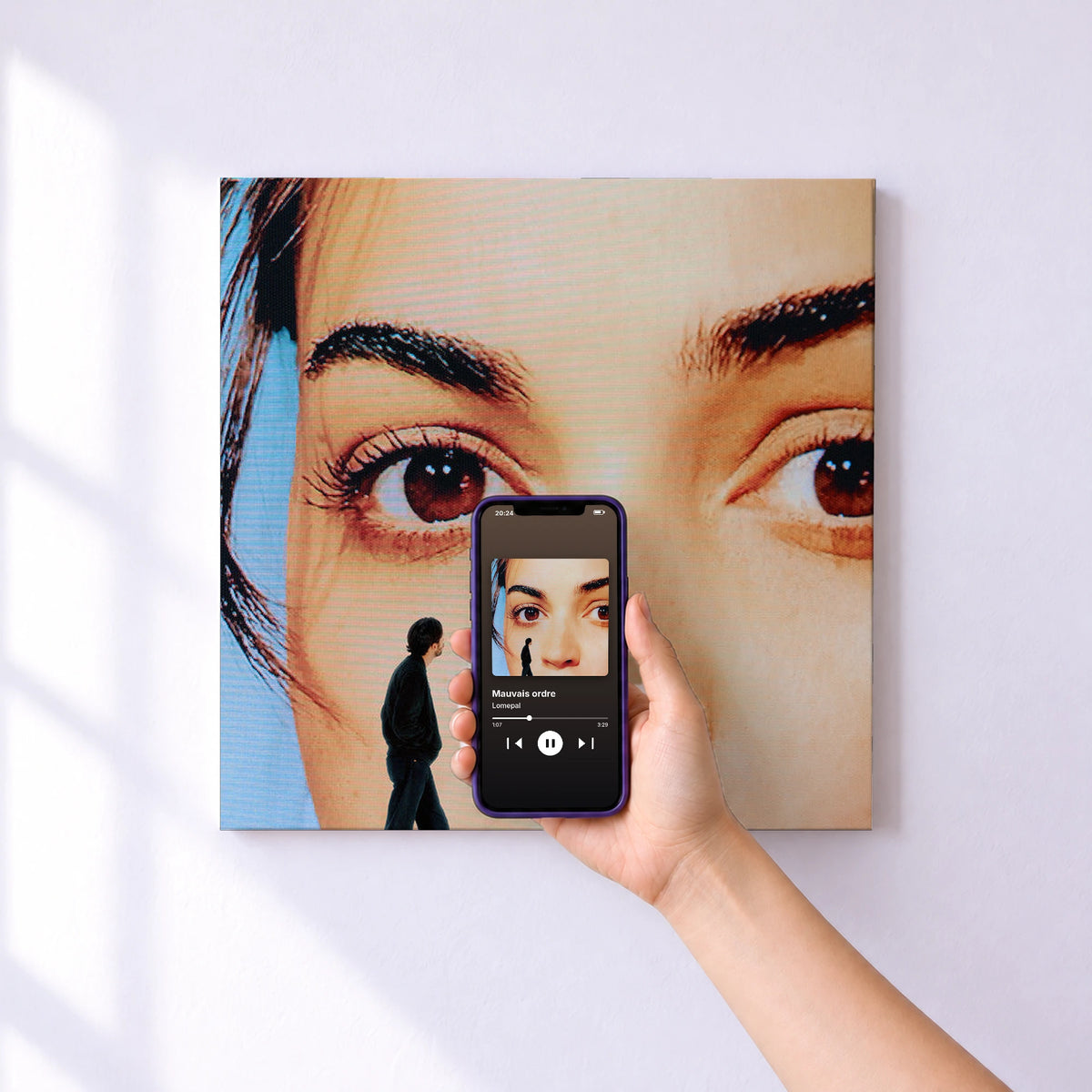 Affiche connectée Mauvais ordre de Lomepal au mur : l'album se lance en approchant le téléphone