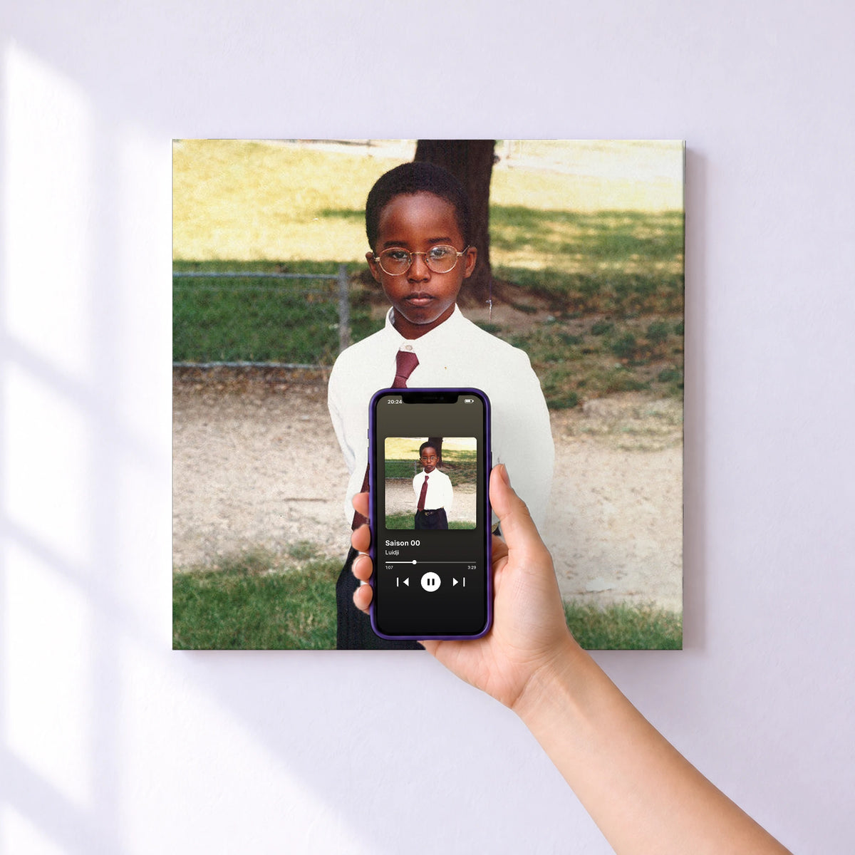 Affiche connectée Saison 00 de Luidji au mur : l'album se lance en approchant le téléphone