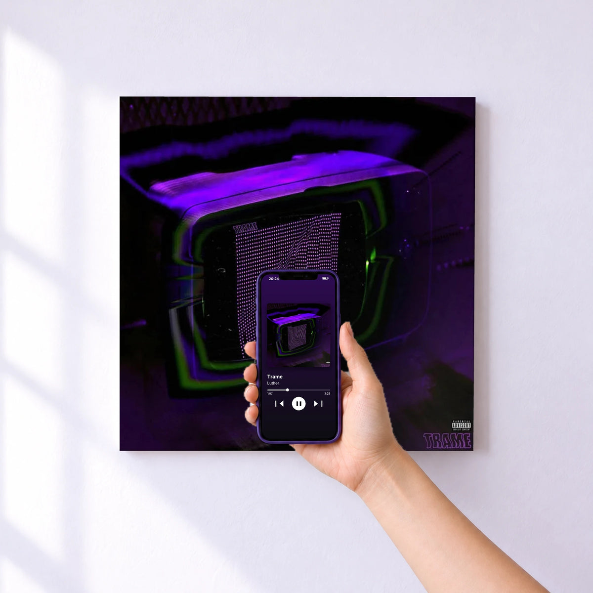 Affiche connectée Trame de Luther au mur : l'album se lance en approchant le téléphone