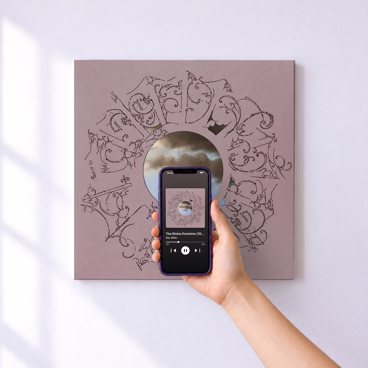 Affiche connectée The Divine Feminine (10th Anniversary) de Mac Miller au mur : l'album se lance en approchant le téléphone