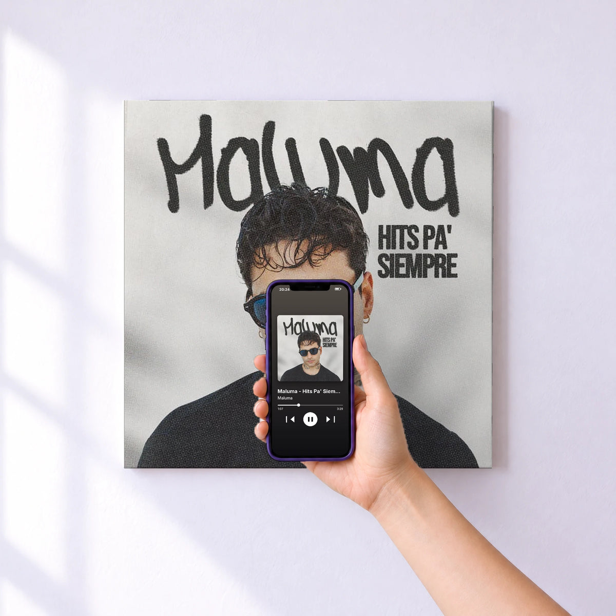 Affiche connectée Maluma - Hits Pa' Siempre de Maluma au mur : l'album se lance en approchant le téléphone