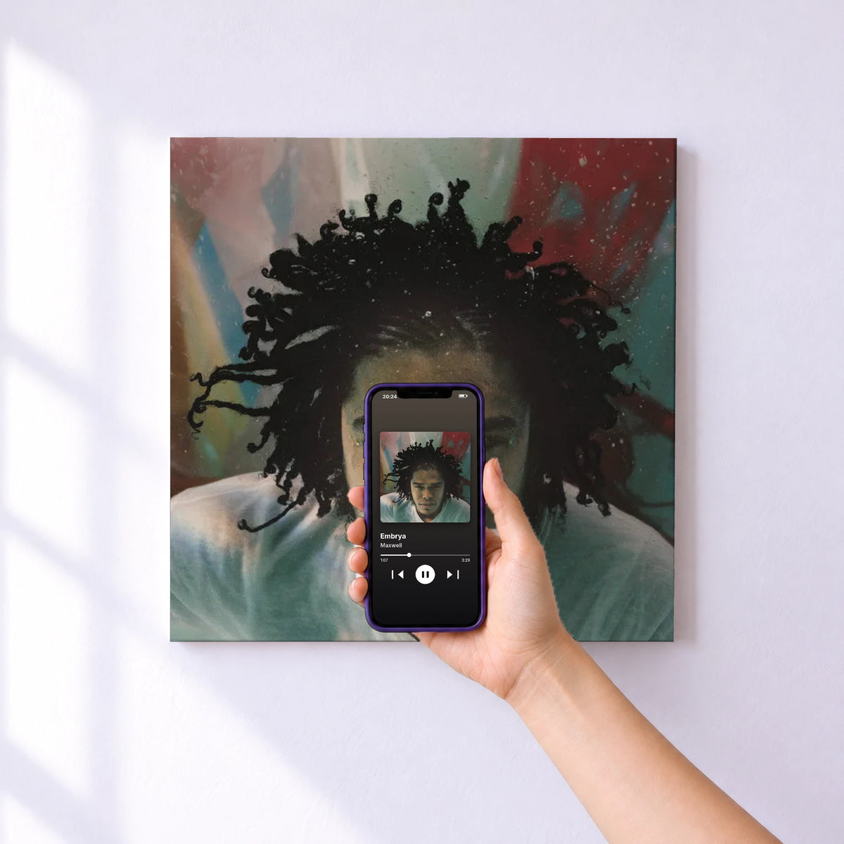 Affiche connectée Embrya de Maxwell au mur : l'album se lance en approchant le téléphone