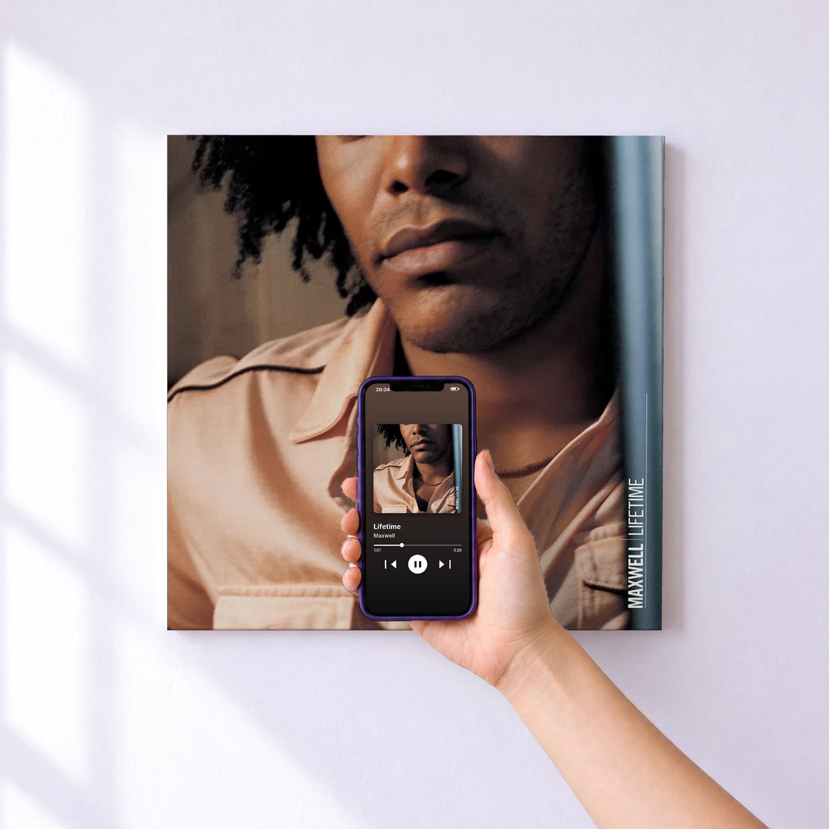 Affiche connectée Lifetime de Maxwell au mur : l'album se lance en approchant le téléphone