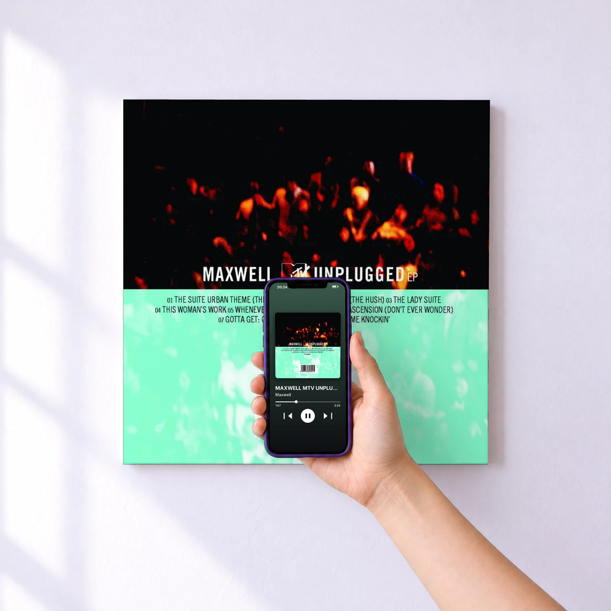 Affiche connectée MAXWELL MTV UNPLUGGED de Maxwell au mur : l'album se lance en approchant le téléphone