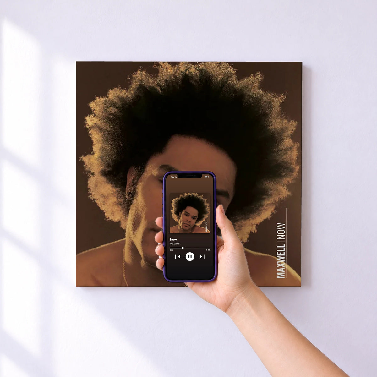 Affiche connectée Now de Maxwell au mur : l'album se lance en approchant le téléphone