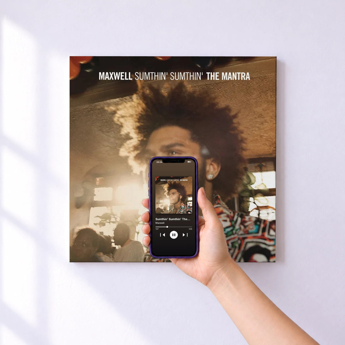 Affiche connectée Sumthin' Sumthin' The Mantra de Maxwell au mur : l'album se lance en approchant le téléphone