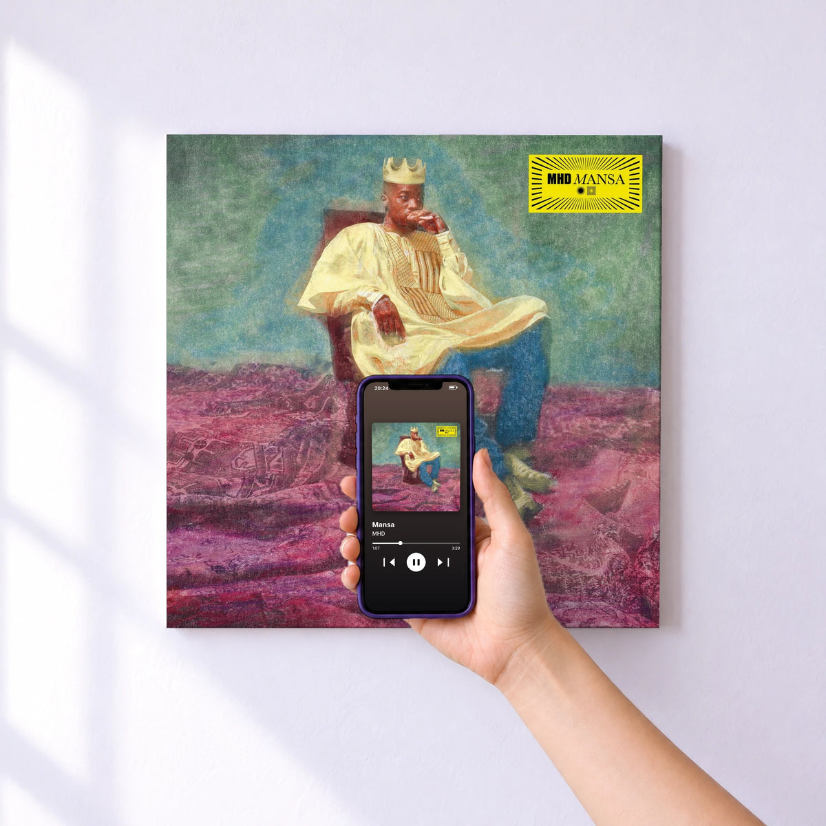 Affiche connectée Mansa de MHD au mur : l'album se lance en approchant le téléphone