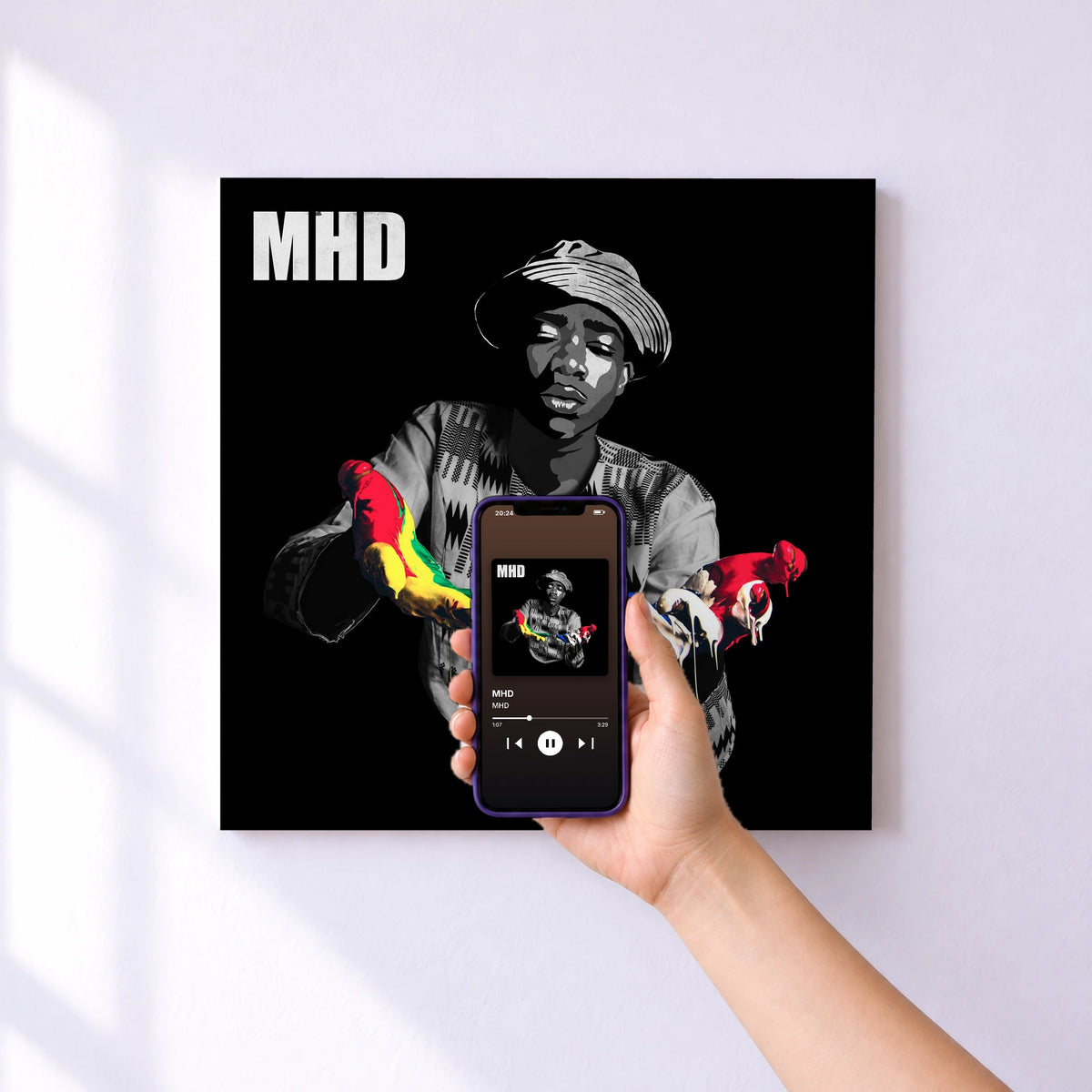 Affiche connectée MHD de MHD au mur : l'album se lance en approchant le téléphone