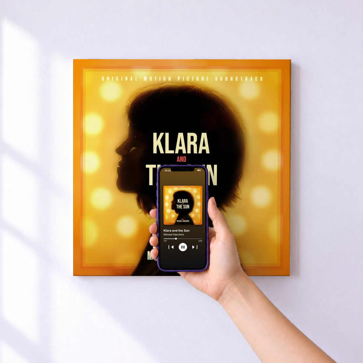 Affiche connectée Klara and the Sun de Michael Giacchino au mur : l'album se lance en approchant le téléphone