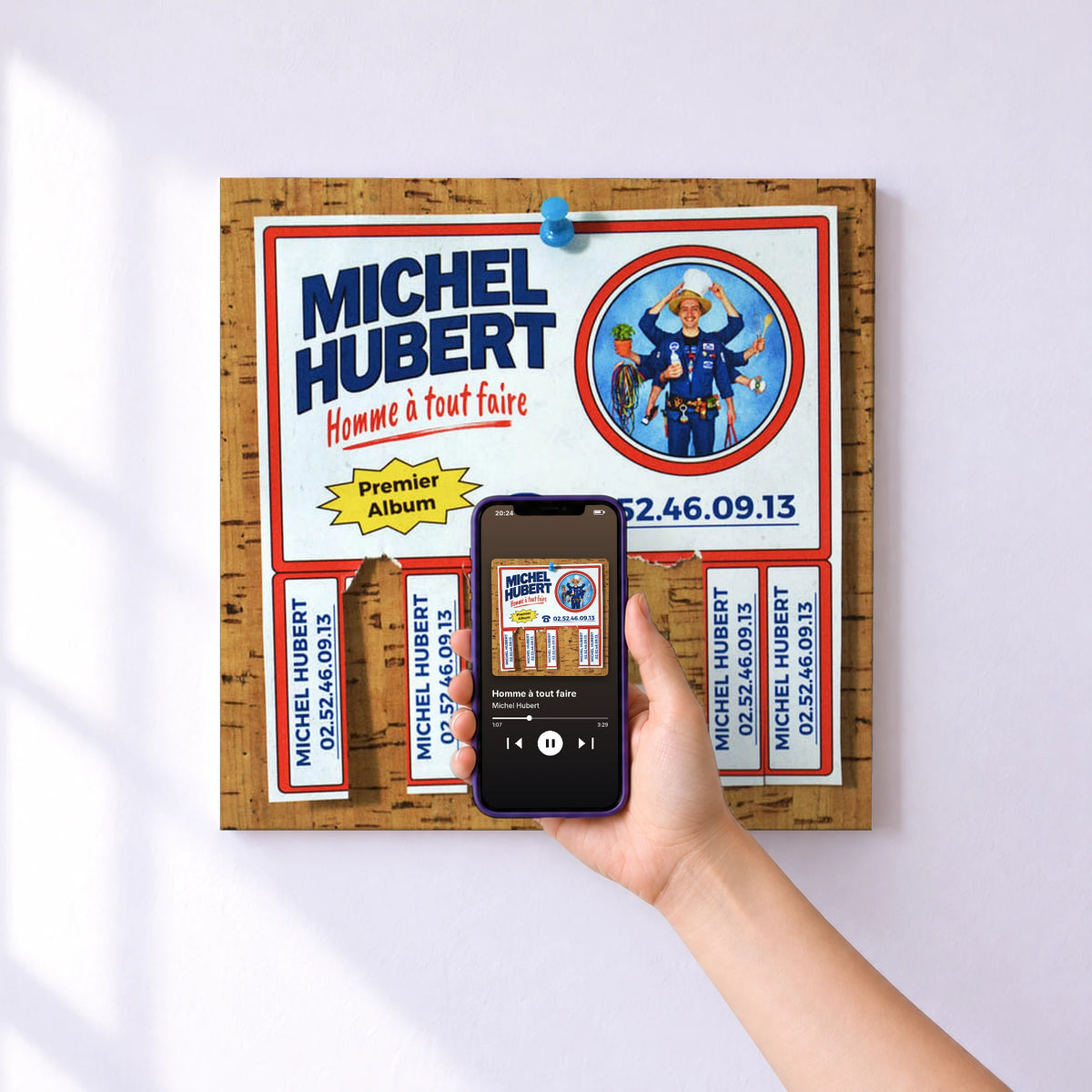 Affiche connectée Homme à tout faire de Michel Hubert au mur : l'album se lance en approchant le téléphone