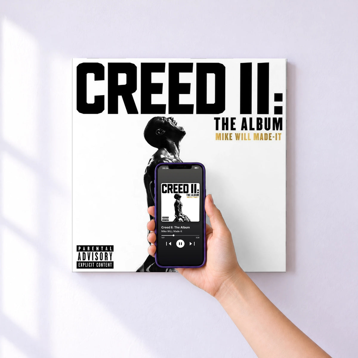Affiche connectée Creed II: The Album de Mike WiLL Made-It au mur : l'album se lance en approchant le téléphone