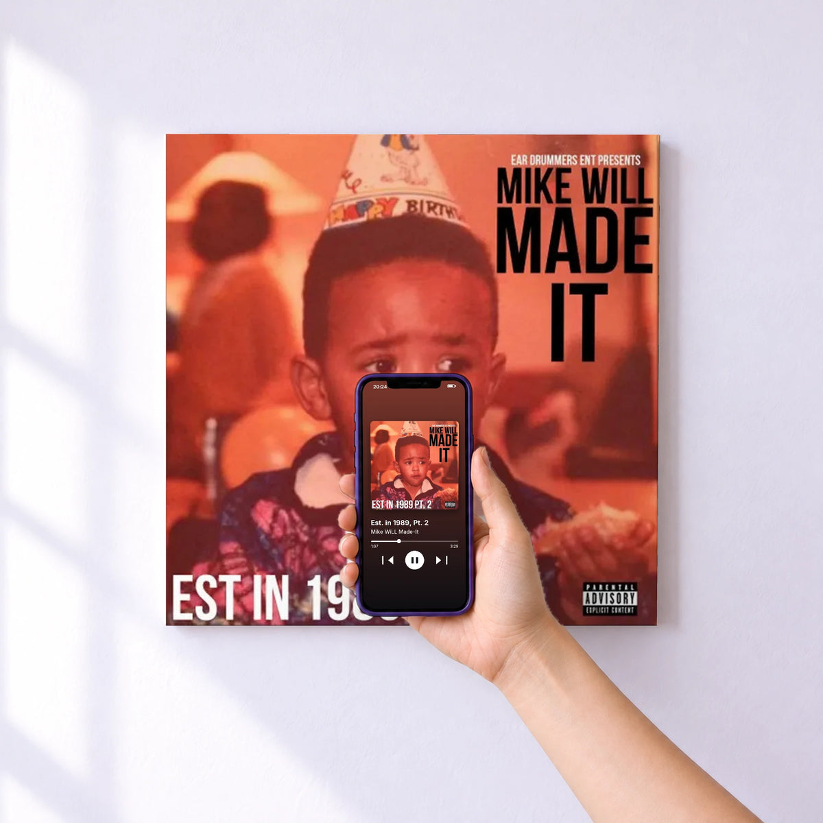 Affiche connectée Est. in 1989, Pt. 2 de Mike WiLL Made-It au mur : l'album se lance en approchant le téléphone