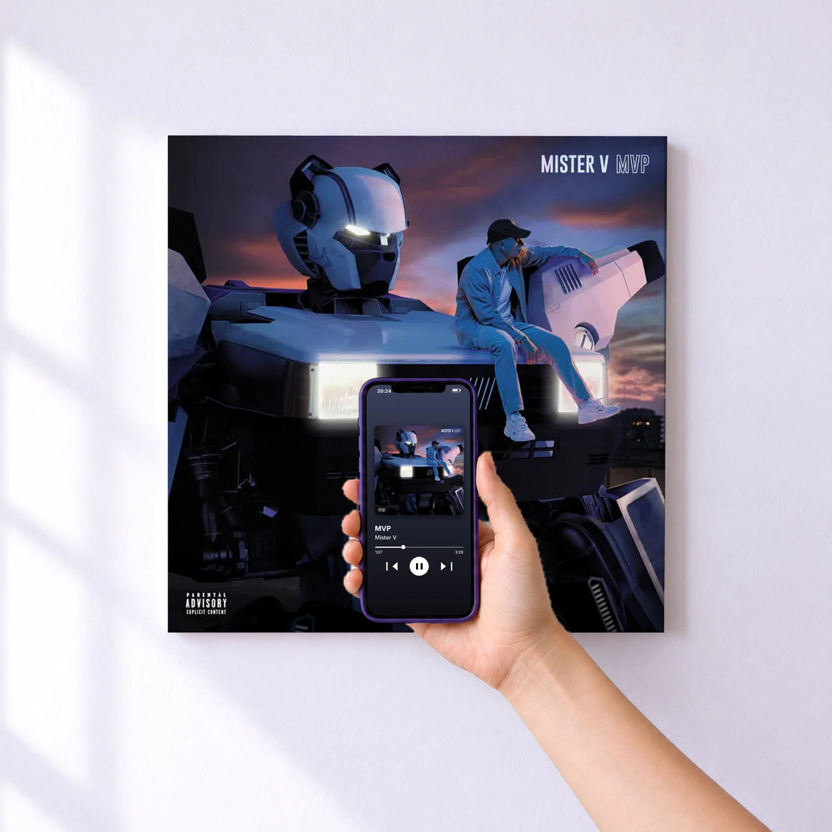 Affiche connectée MVP de Mister V au mur : l'album se lance en approchant le téléphone