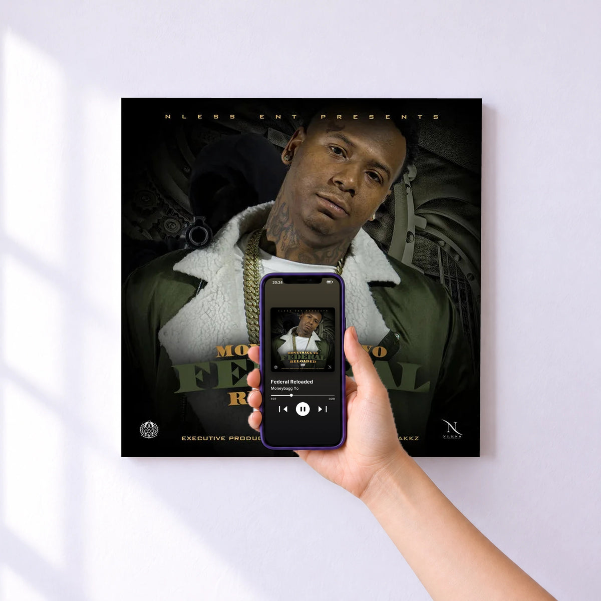 Affiche connectée Federal Reloaded de Moneybagg Yo au mur : l'album se lance en approchant le téléphone