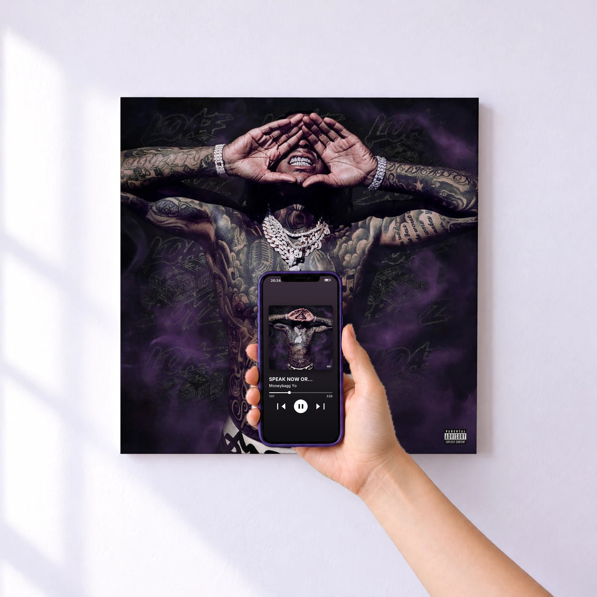 Affiche connectée SPEAK NOW OR... de Moneybagg Yo au mur : l'album se lance en approchant le téléphone