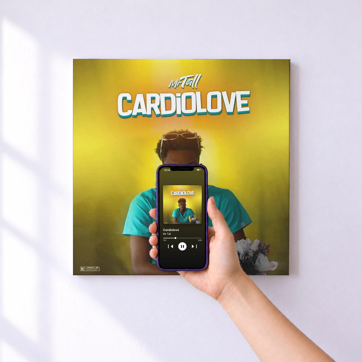 Affiche connectée Cardiolove de Mr Tall au mur : l'album se lance en approchant le téléphone