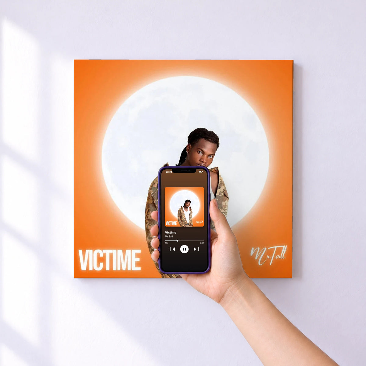 Affiche connectée Victime de Mr Tall au mur : l'album se lance en approchant le téléphone