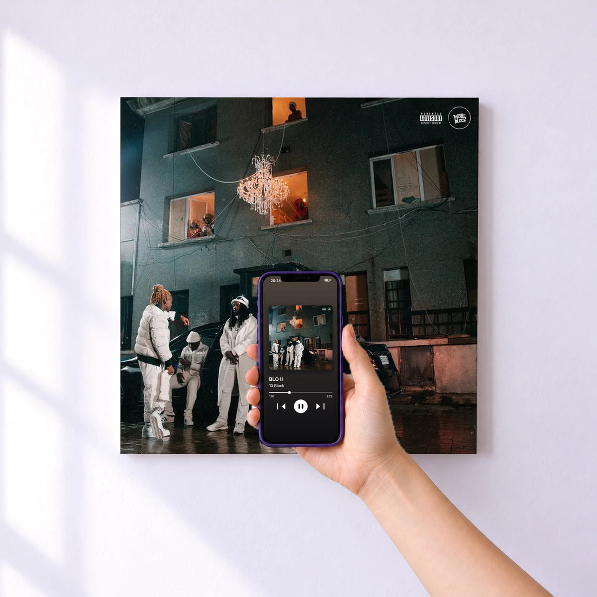 Affiche connectée BLO II de 13 Block au mur : l'album se lance en approchant le téléphone