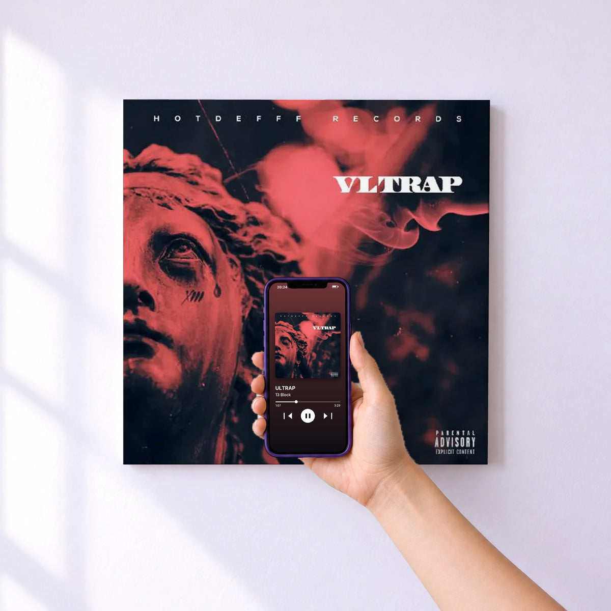 Affiche connectée ULTRAP de 13 Block au mur : l'album se lance en approchant le téléphone