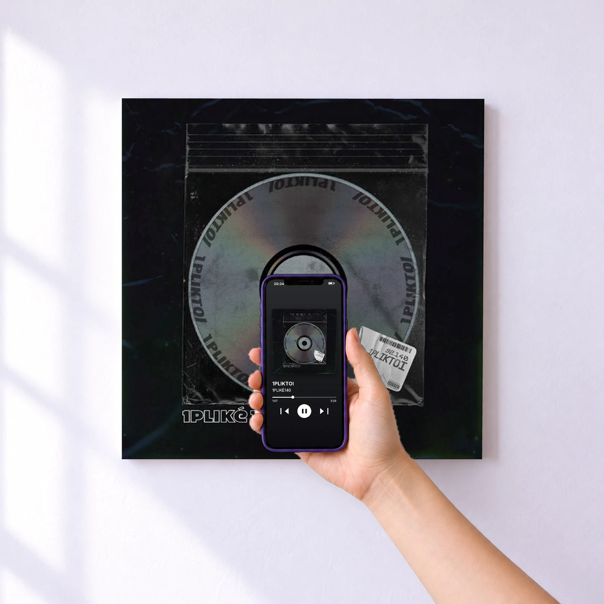 Affiche connectée 1PLIKTOI de 1PLIKÉ140 au mur : l'album se lance en approchant le téléphone