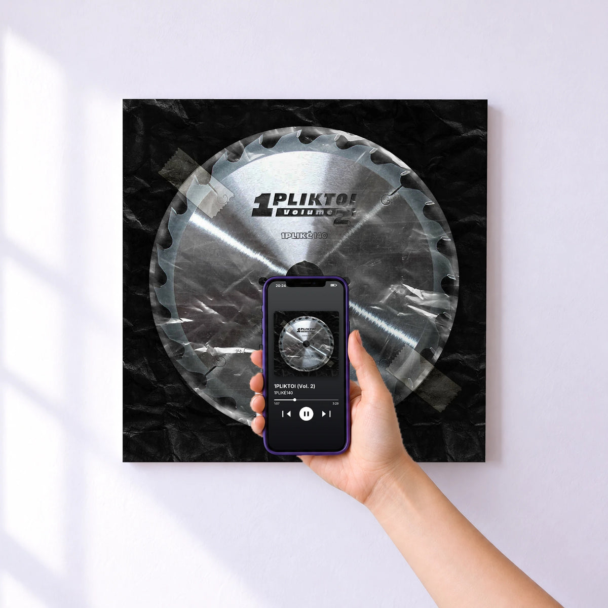 Affiche connectée 1PLIKTOI (Vol. 2) de 1PLIKÉ140 au mur : l'album se lance en approchant le téléphone