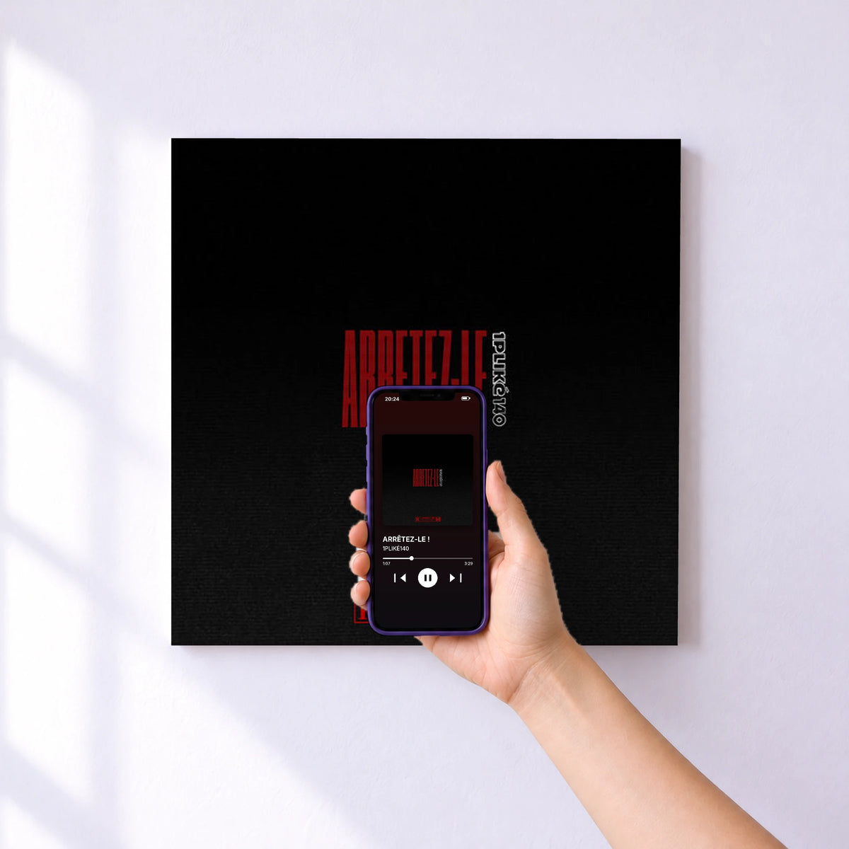 Affiche connectée ARRÊTEZ-LE ! de 1PLIKÉ140 au mur : l'album se lance en approchant le téléphone