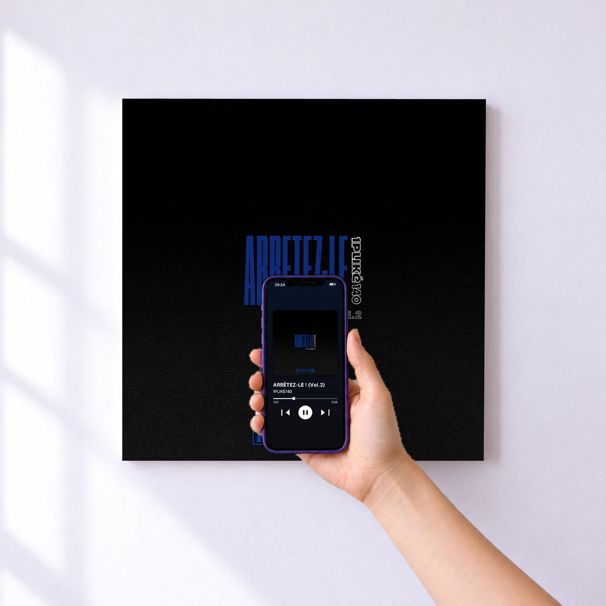 Affiche connectée ARRÊTEZ-LE ! (Vol.2) de 1PLIKÉ140 au mur : l'album se lance en approchant le téléphone