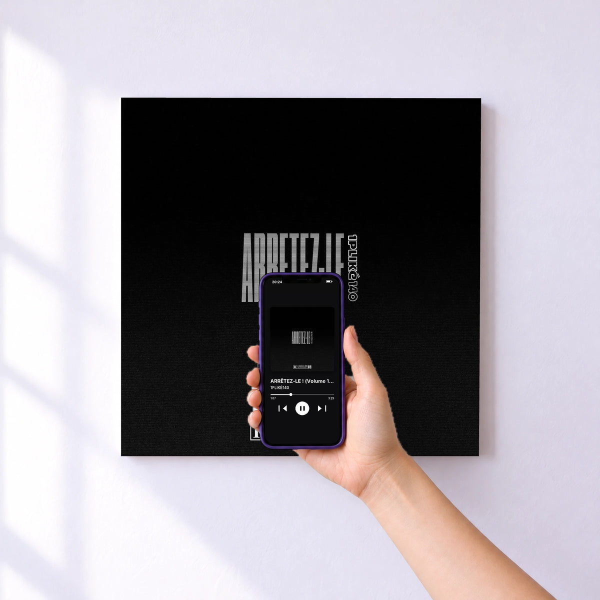 Affiche connectée ARRÊTEZ-LE ! (Volume 1 & 2) de 1PLIKÉ140 au mur : l'album se lance en approchant le téléphone