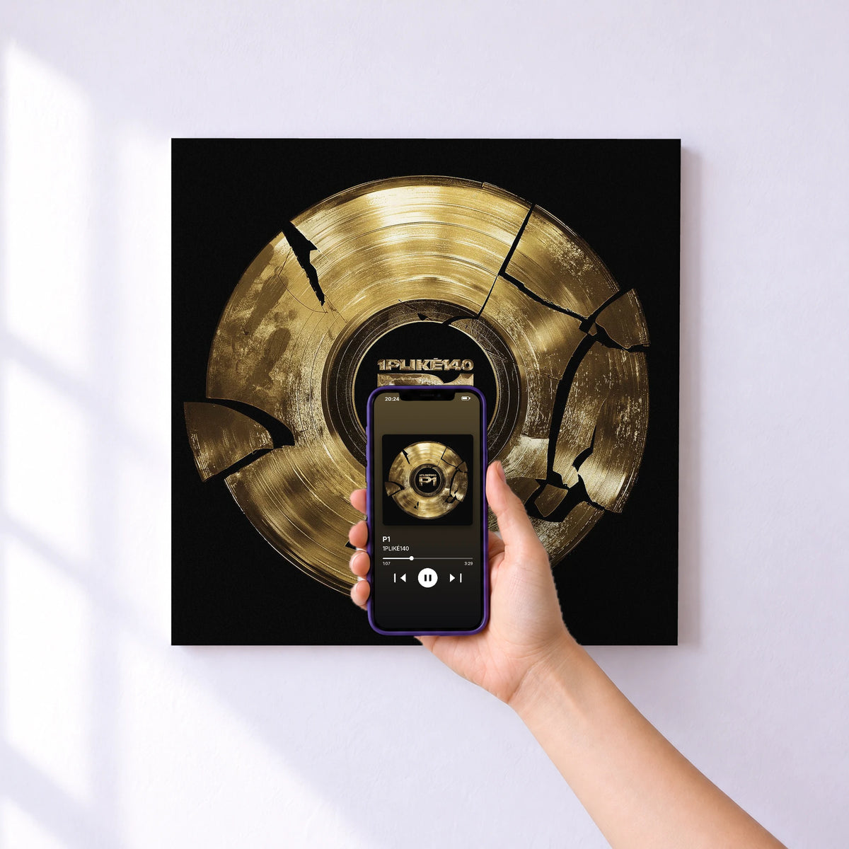 Affiche connectée P1 de 1PLIKÉ140 au mur : l'album se lance en approchant le téléphone