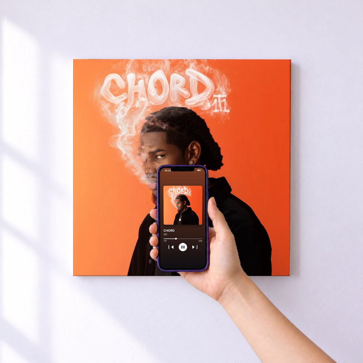 Affiche connectée CHORD de 1T1 au mur : l'album se lance en approchant le téléphone