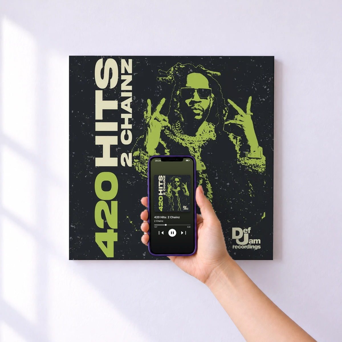 Affiche connectée 420 Hits: 2 Chainz de 2 Chainz au mur : l'album se lance en approchant le téléphone