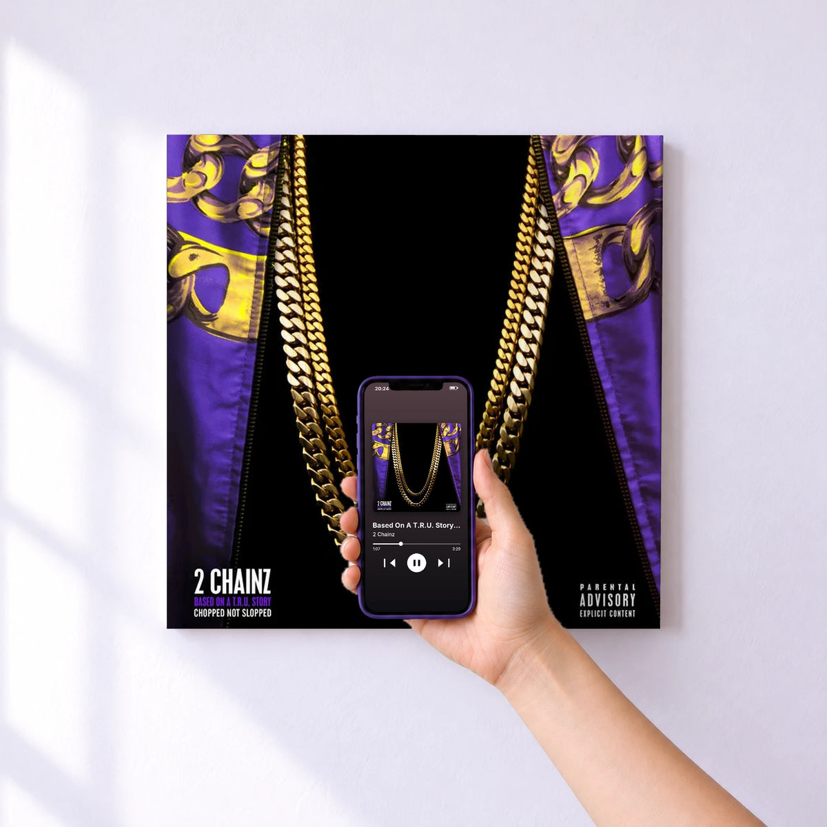 Affiche connectée Based On A T.R.U. Story (Chopped Not Slopped) de 2 Chainz au mur : l'album se lance en approchant le téléphone